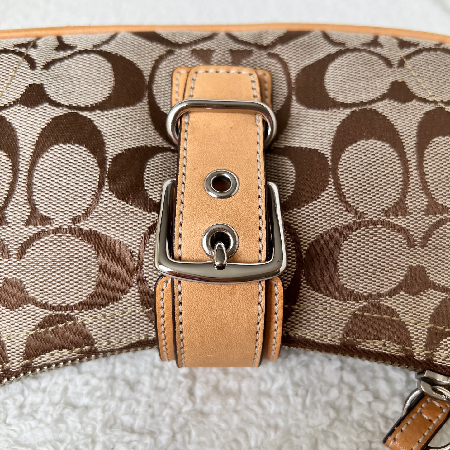 Coach Hamptons Signature Buckle Demi in Brown